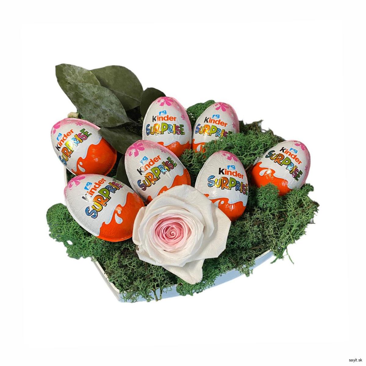 Kinder Box v tvare srdca s trvácnou ružou